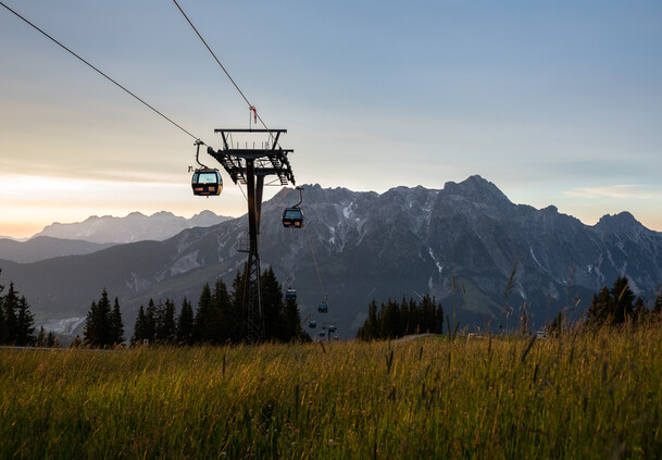 Asitzbahn bei Sonnenuntergang