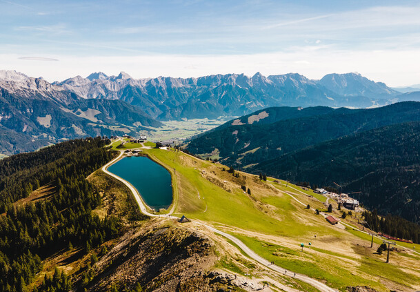 Luftaufnahme mit Blick auf den Berg der Sinne am Asitz | © Michael Geißler