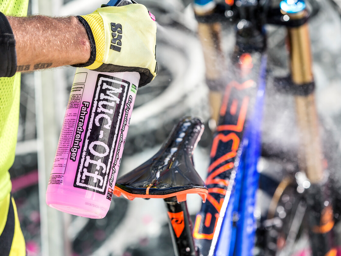 Reinigung der Fahrräder nach dem Mountainbiken