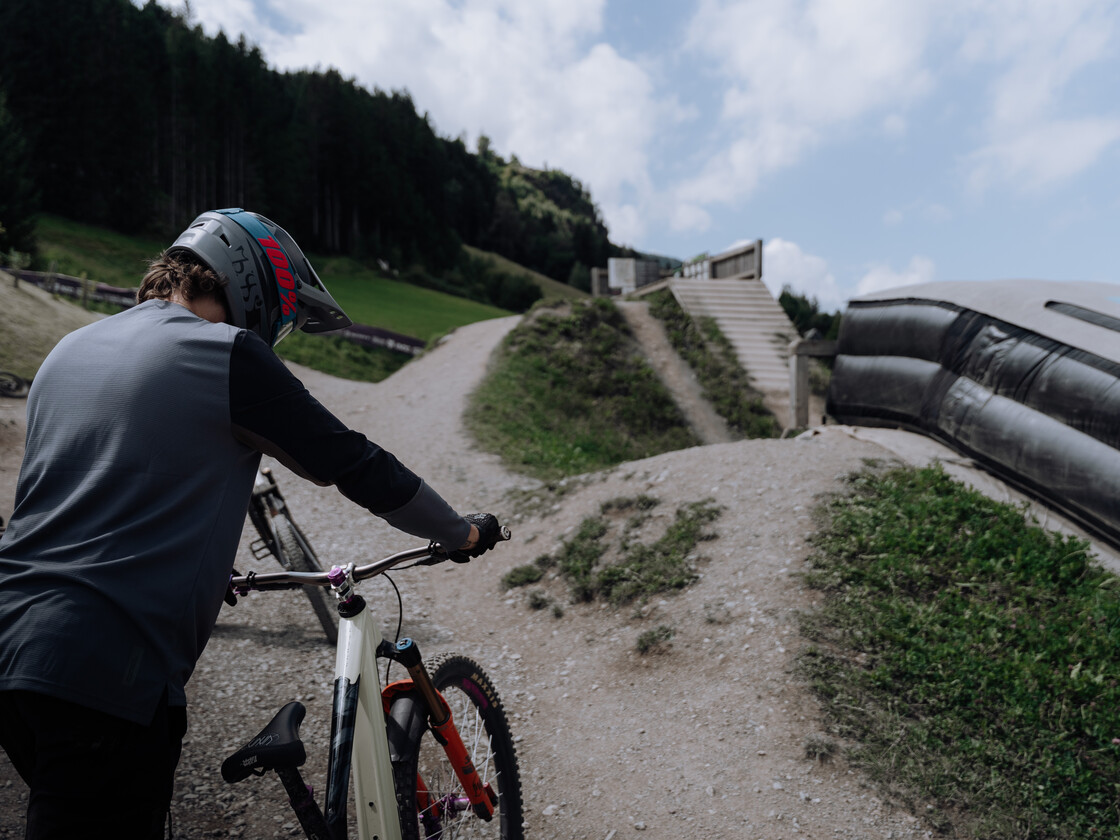 Ready to drop – Start der Bagjump Line Leogang | © Yvonne  Hörl