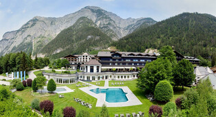 Hotel Gut Brandlhof Outside View