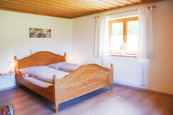 Großes Schlafzimmer mit Doppelbett und Schlafcouch