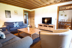 Geräumiges Wohnzimmer