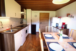 Voll ausgestattete Küche mit Essbereich