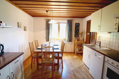 Voll ausgestattete Küche mit Essbereich