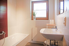 Badezimmer mit Duschkabine und Badewanne