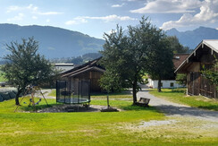 Der Spielplatz ist vom Balkon aus einsehbar