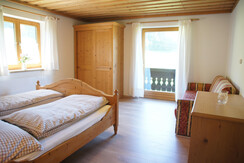 Großes Schlafzimmer mit Doppelbett und Schlafcouch