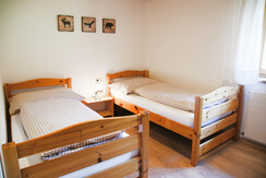 Kleines Schlafzimmer mit 2 Einzelbetten
