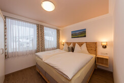 Schlafzimmer mit Boxsprigbett