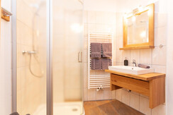 Badezimmer inklusive Hand- und Duschtücher