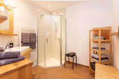 Badezimmer inklusive Hand- und Duschtücher