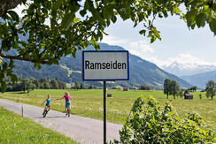 Einradfahren im Dorf Ramseiden