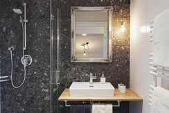 Badezimmer mit Infrarotkabine Appartement 4