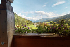 Aussicht mit Bick zu den Bergbahnen und ins Tal