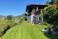 abgegrenzter direkt zugänglicher Kinderspielplatz