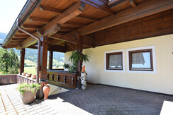 überdachter Abgang zum Appartement