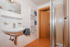 Badezimmer mit Eingang zum WC