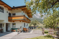 Eingang Ferienwohnung mit Terrasse