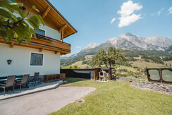 Terrasse mit Bank und Stühlen