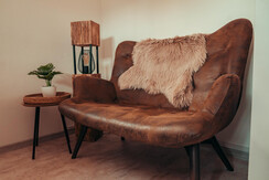 gemütliche Ecke mit 2-Sitzer-Couch