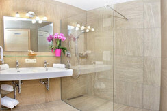 Badezimmer mit Doppelwaschbecken Badezimmer mit Doppelwaschbecken