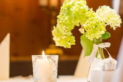 Gartenblumen am Tisch