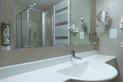 7_focus-media_web_doppelzimmer-spielberg-bad5