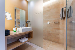 ritzenhof-zimmer-und-suiten-zimmer-seeblick-badezi