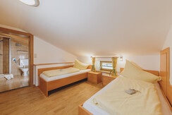 von hier aus geht es ins Badezimmer