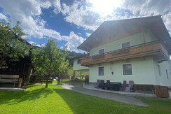 Terrasse mit genug Sitz-und Chillmöglichkeit