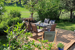 Garten mit Holzterrasse und Sitzgelegenheit