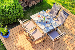 Holzterrasse im Garten mit Esstisch