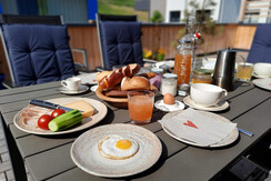 Sonnenterrasse mit viel Platz für´s Essen