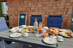 Ess- und Frühstückstisch auf der Sonnenterrasse