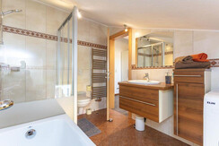 Badezimmer mit Dusche und Badewanne