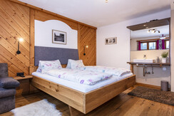 Schlafzimmer mit dusche und Tv