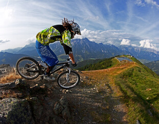 Downhiller mit Blick auf die Alpen | © © Ale Di Lullo