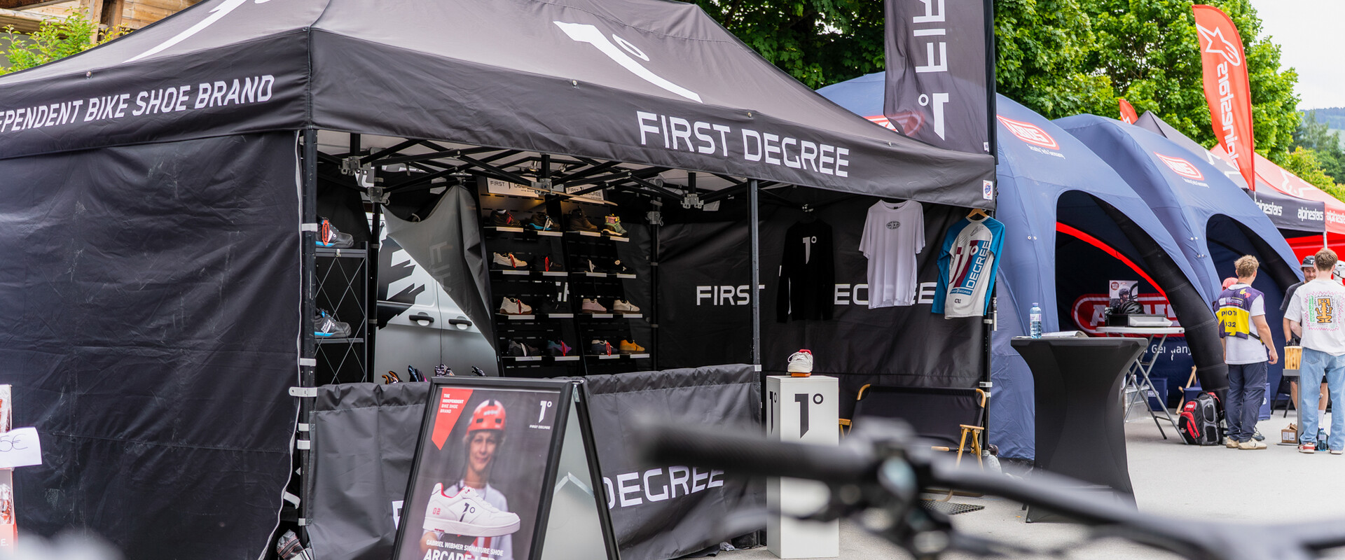 First Degree präsentiert Bike-Schuhe und Bekleidung auf der Expo im EPIC Bikepark Leogang. Entdecke Top-Marken, Neuheiten und teste Produkte direkt vor Ort. | © Sebastian Astl 