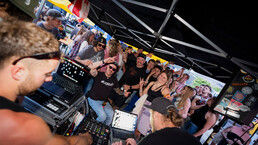 Feiere bei der After Ride Party im EPIC Bikepark Leogang mit Live-DJ, guter Musik, coolen Drinks und einzigartiger Festivalstimmung nach einem Tag auf den Lines & Trails. | © Patricia Ritt