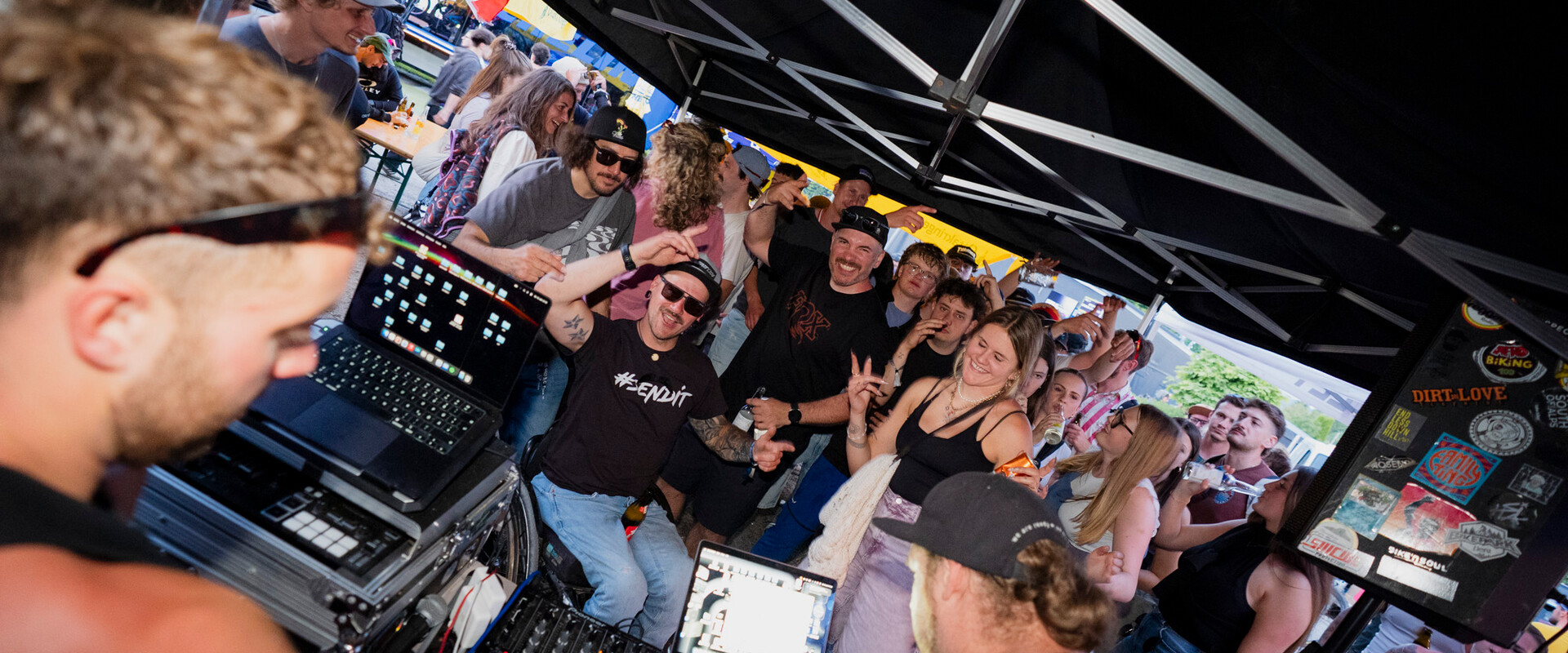 Feiere bei der After Ride Party im EPIC Bikepark Leogang mit Live-DJ, guter Musik, coolen Drinks und einzigartiger Festivalstimmung nach einem Tag auf den Lines & Trails. | © Patricia Ritt