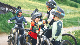Familie mit Mountainbikes im Riders Playground des EPIC Bikepark Leogang beim gemeinsamen Fahrtechniktraining. | © Karin Pasterer
